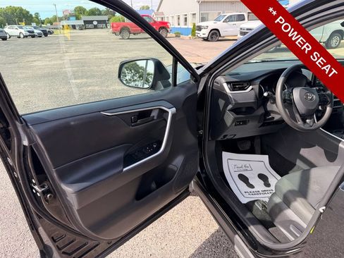Used 2022 Toyota RAV4 LE AWD/4WD image 12