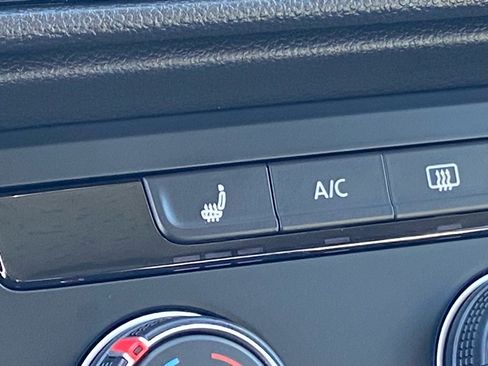 Certified 2022 Volkswagen Taos SE image 16