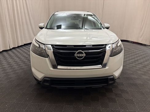 Used 2025 Nissan Pathfinder SV image 2