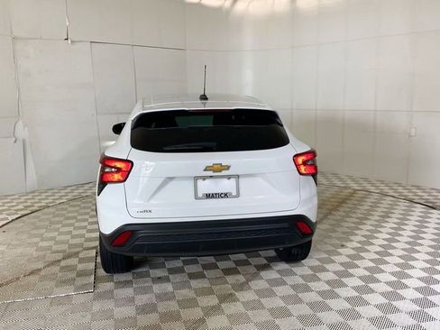 Used 2024 Chevrolet Trax LS w/ LS Convenience Package FWD image 18
