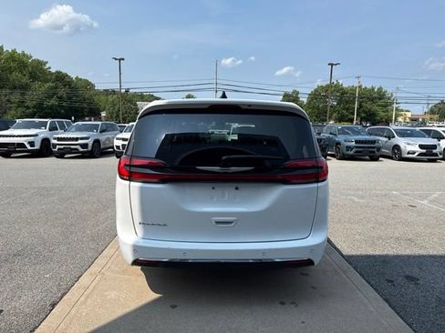 Certified 2024 Chrysler Pacifica Touring-L FWD image 7