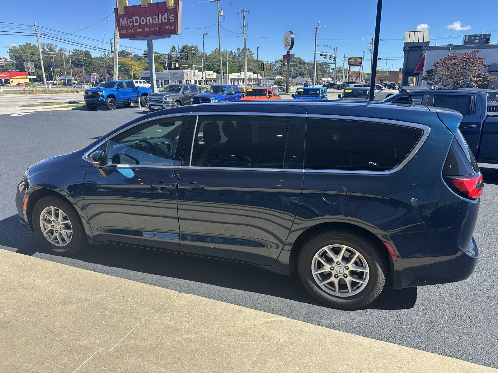 Used 2025 Chrysler Pacifica Select FWD image 7