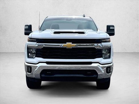 Used 2024 Chevrolet Silverado 2500 LT AWD/4WD image 3