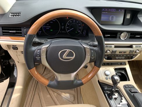 Used 2013 Lexus ES 300h w/ Luxury Pkg FWD image 18