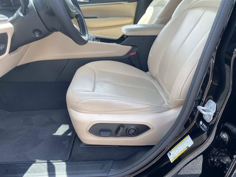 Used 2024 Jeep Grand Cherokee Limited w/ Luxury Tech Group II RWD image 24