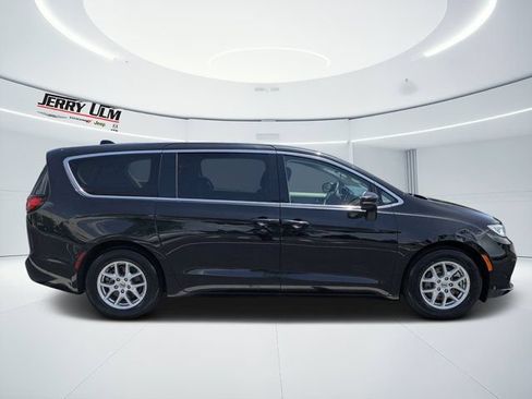 Used 2023 Chrysler Pacifica Touring-L FWD image 2