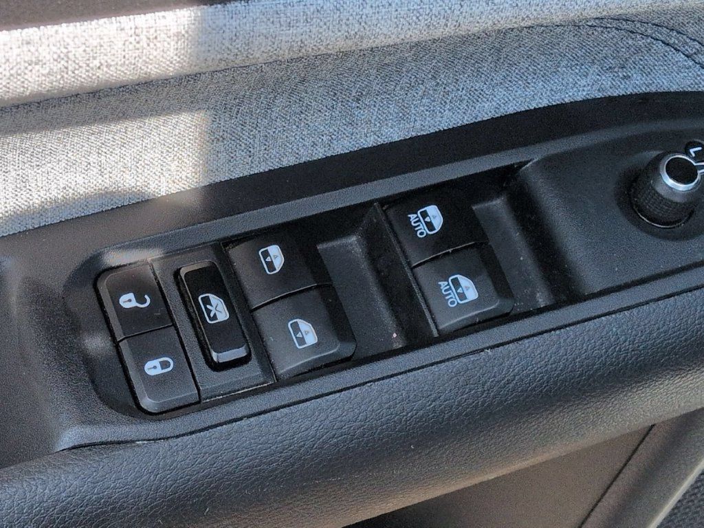 Used 2025 Jeep Compass Latitude w/ Sun & Sound Group AWD/4WD image 13
