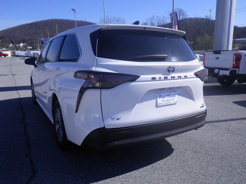 Used 2024 Toyota Sienna LE image 5