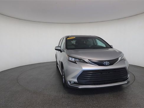 Used 2023 Toyota Sienna XLE image 30