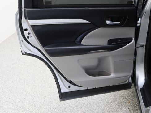 Used 2019 Toyota Highlander XLE FWD image 29
