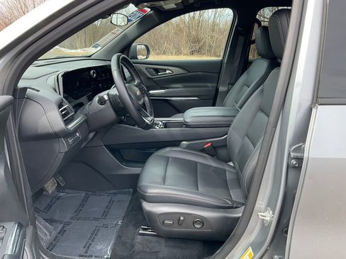 Used 2025 Chevrolet Traverse LT image 2