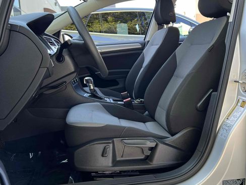 Used 2016 Volkswagen e-Golf SE w/ DC Fast Charging Package image 29