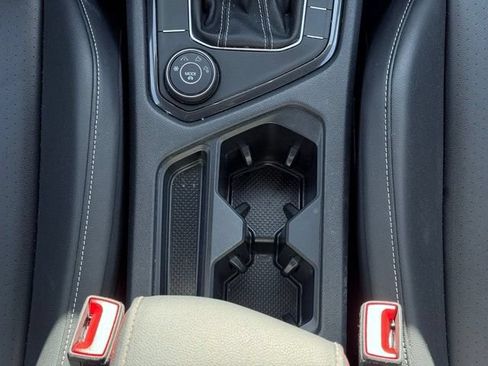 Used 2024 Volkswagen Tiguan SE AWD/4WD image 33
