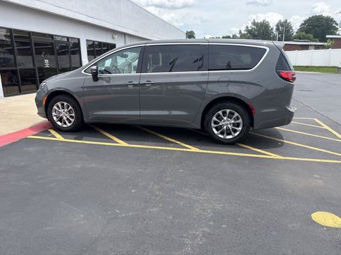 Used 2023 Chrysler Pacifica Touring-L AWD/4WD image 8