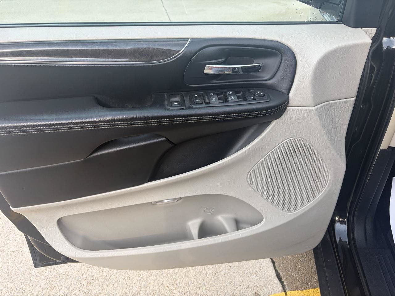 Used 2016 Chrysler Town & Country Touring FWD image 14