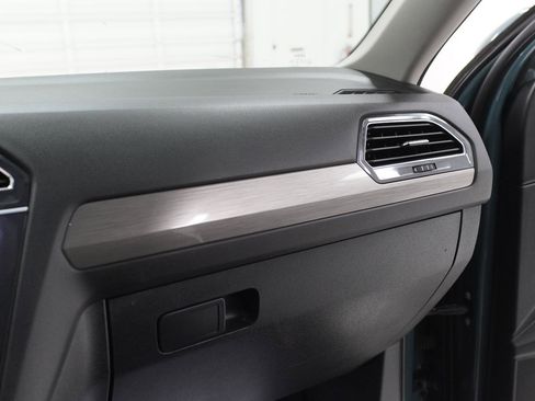 Used 2020 Volkswagen Tiguan SEL FWD image 34