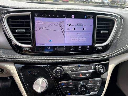 Used 2022 Chrysler Pacifica Touring-L w/ Uconnect Theater Family Group FWD image 19