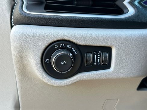 Used 2023 Chrysler Pacifica Touring-L image 31