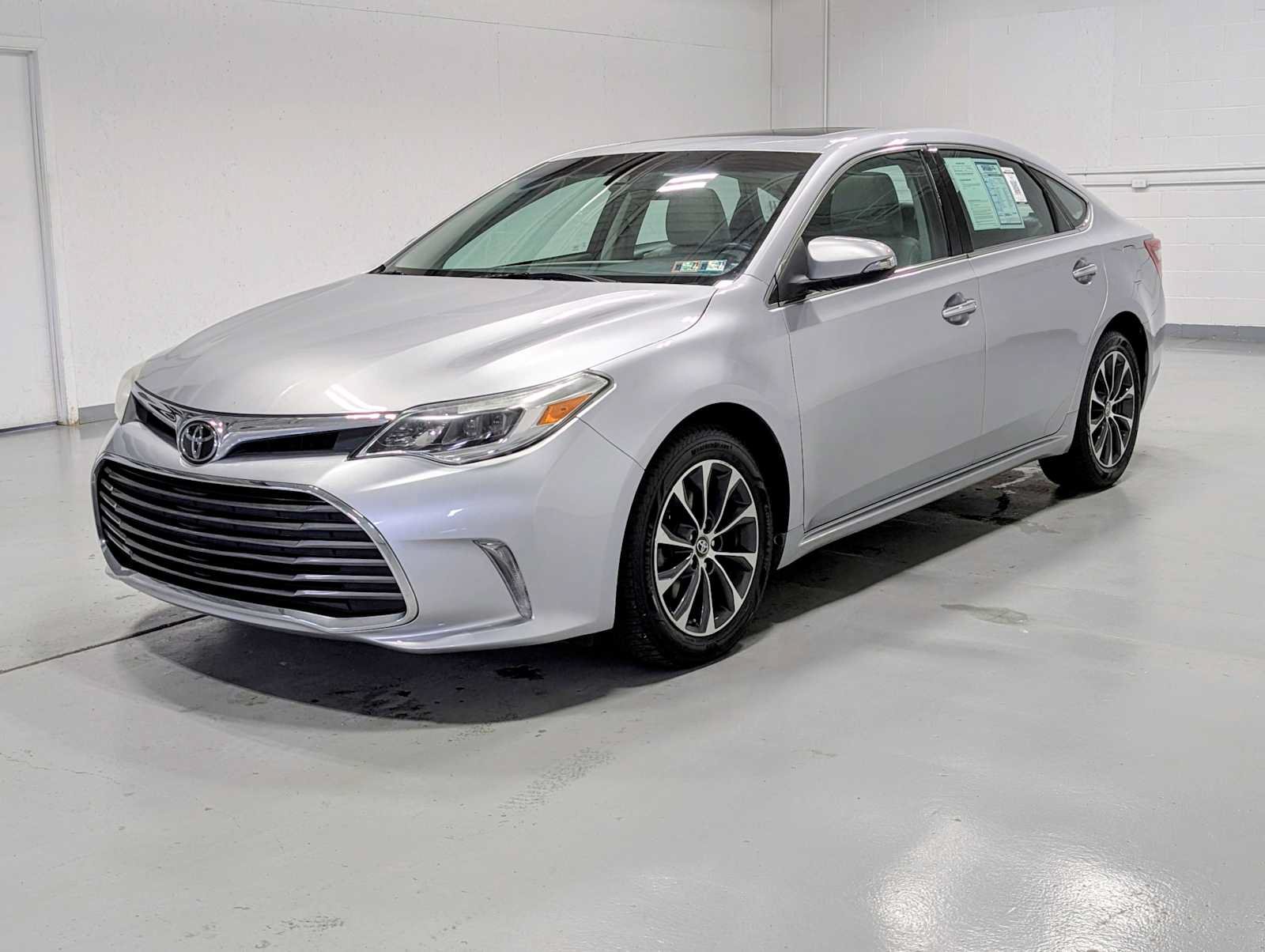 Used 2017 Toyota Avalon XLE Premium w/ All Weather Liner Package FWD image 1