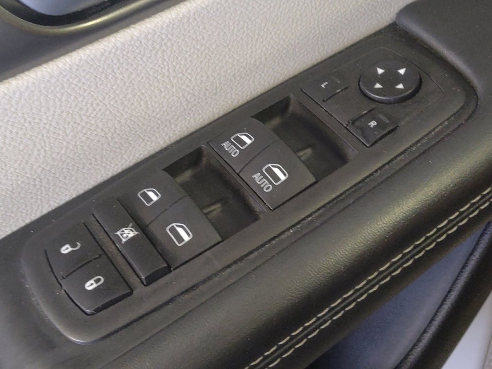 Used 2024 Chrysler Pacifica Limited FWD image 27