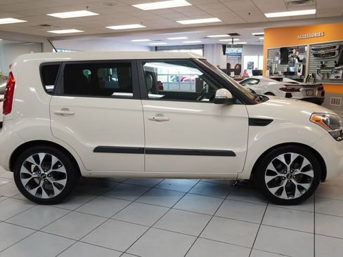 Used 2013 Kia Soul ! w/ Premium Pkg FWD image 13