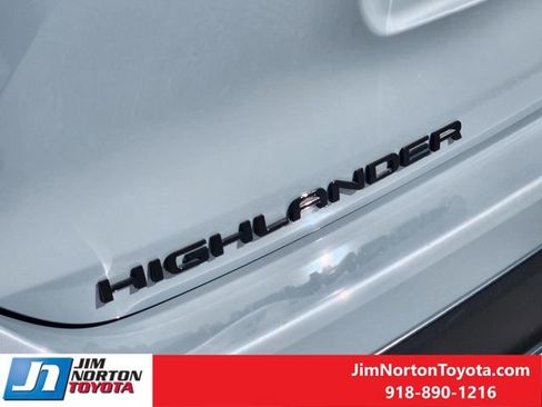 Used 2024 Toyota Highlander XLE image 12