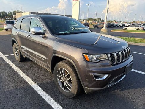 Used 2019 Jeep Grand Cherokee Limited AWD/4WD image 2