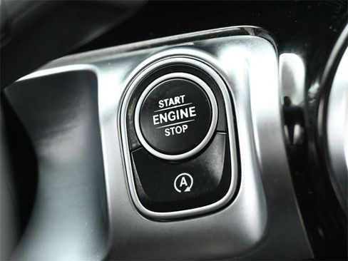 Used 2020 Mercedes-Benz GLB 250 w/ Premium Package image 32