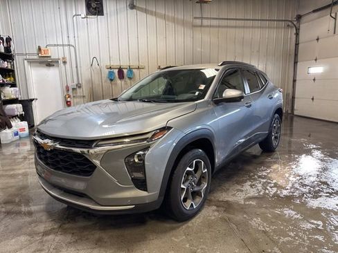 Used 2025 Chevrolet Trax LT image 3
