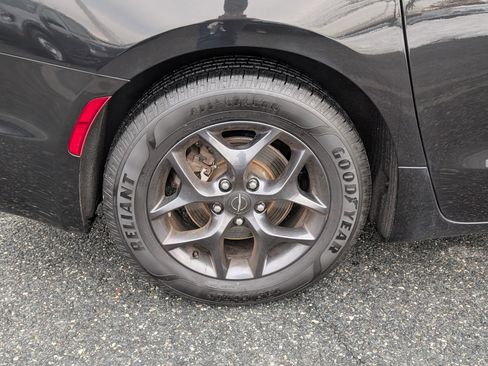 Used 2019 Chrysler Pacifica Touring Plus w/ Advanced Safetytec Group image 9