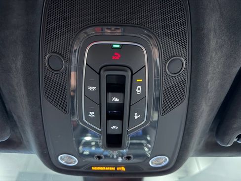 Used 2022 Bentley Bentayga AWD/4WD image 27
