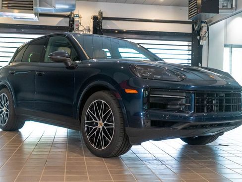Certified 2024 Porsche Cayenne AWD/4WD image 7