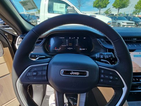 New 2026 Jeep Grand Cherokee L Limited w/ Luxury Tech Group II AWD/4WD image 20