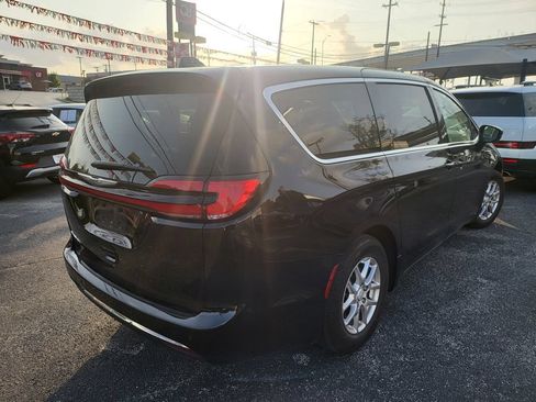 Used 2025 Chrysler Pacifica Select FWD image 8