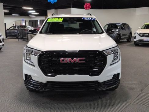 Used 2024 GMC Terrain SLE w/ Driver Convenience Package FWD image 9