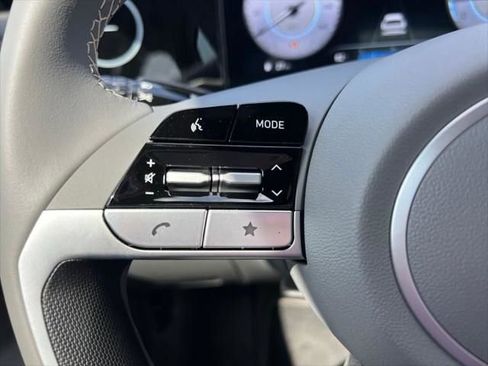 Used 2025 Hyundai Elantra SEL image 17