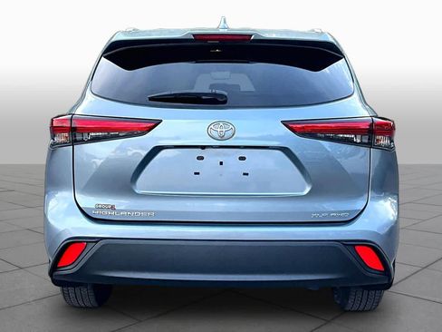 Used 2022 Toyota Highlander XLE AWD/4WD image 5