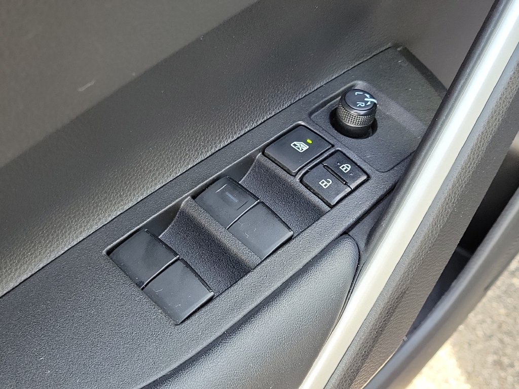 Used 2025 Toyota Corolla Cross LE w/ Moonroof Package FWD image 18