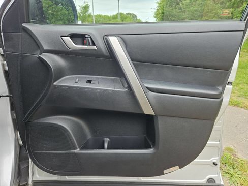 Used 2013 Toyota Highlander SE FWD image 21