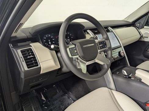 Used 2025 Land Rover Discovery S image 11