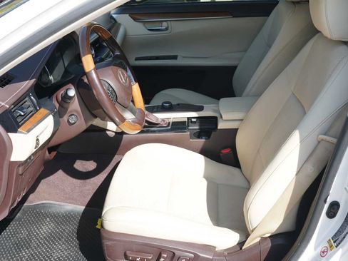 Used 2016 Lexus ES 300h w/ Premium Package w/Wood Trim FWD image 8