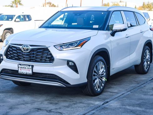 New 2026 Toyota Highlander Platinum AWD/4WD image 3