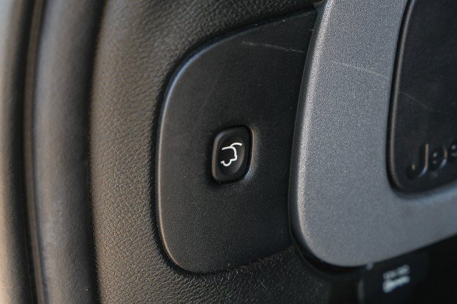 Used 2018 Jeep Cherokee Latitude Plus w/ Comfort/Convenience Group FWD image 30