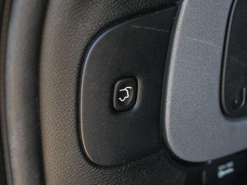 Used 2018 Jeep Cherokee Latitude Plus w/ Comfort/Convenience Group FWD image 30