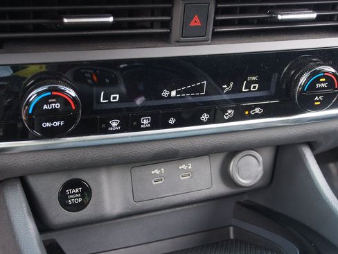 Used 2024 Nissan Rogue SV FWD image 25
