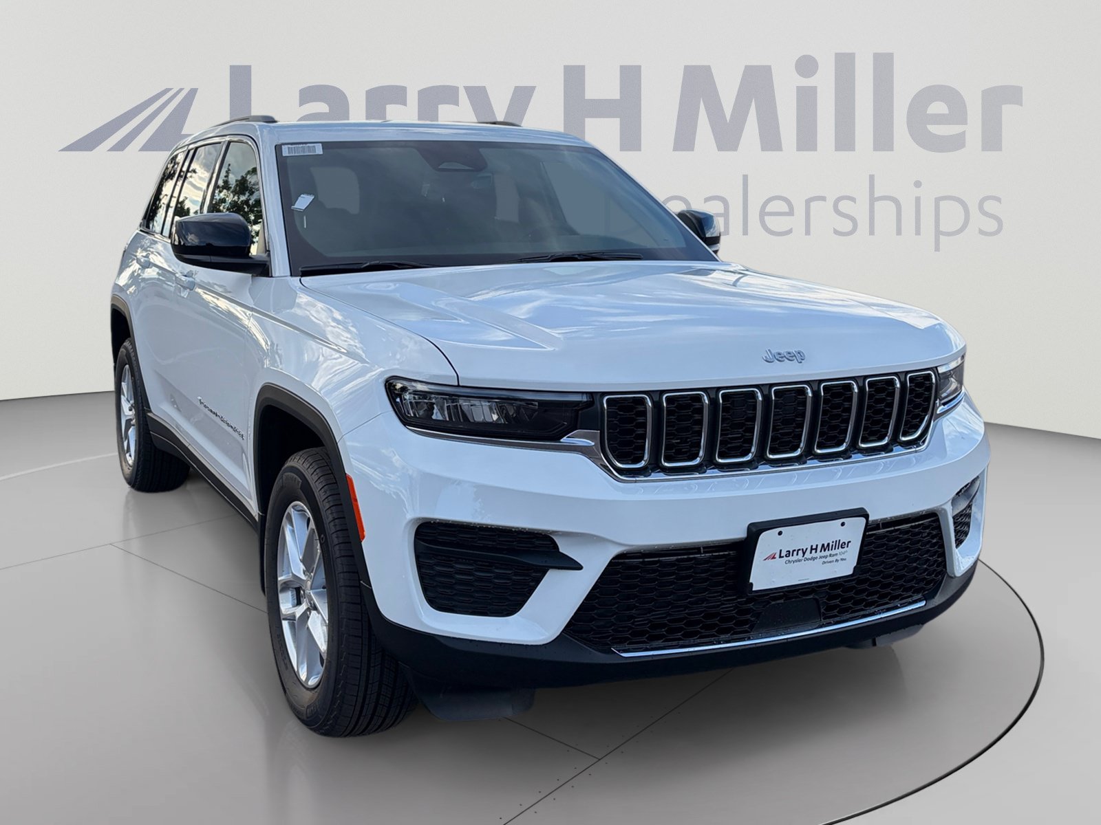 New 2026 Jeep Grand Cherokee Laredo w/ Trailer Tow Package AWD/4WD image 8