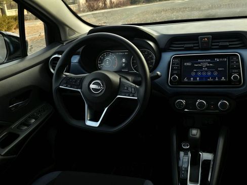 Used 2025 Nissan Versa SV image 9