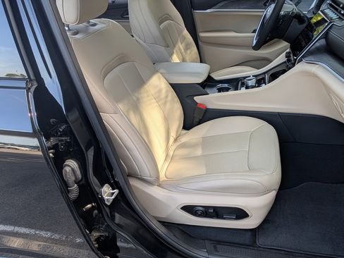 Used 2025 Jeep Grand Cherokee Limited w/ Luxury Tech Group II image 21