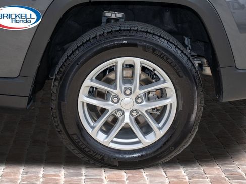 Used 2025 Jeep Grand Cherokee Laredo w/ Luxury Tech Group I RWD image 40