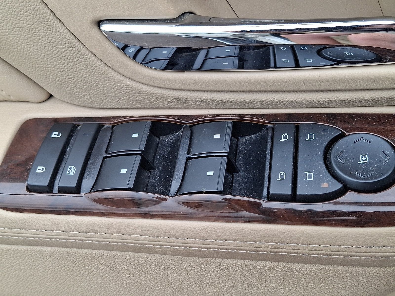 Used 2014 Cadillac Escalade Luxury AWD/4WD image 25